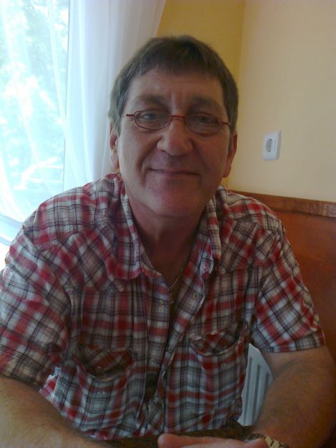 Imádom a kávét. Néha túlzásba esek, igaz otthon csak pancsolni szoktam, instandt kávéval de csak kávéskanálnyit